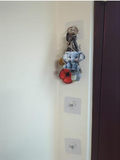 Customer photo review of Itseliimautuvat seinäkoukut – Vahva pito. Ei reikiä seinään.