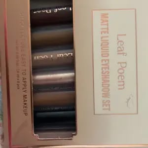 Customer photo review of Definizione Occhi 8 Colori Ombretto Liquido Opaco Impermeabile