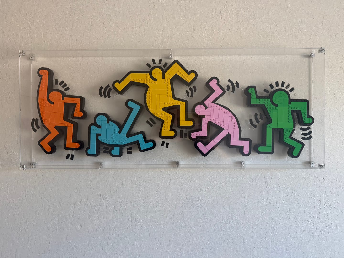 Customer photo review of Wall Mounted Display Case for LEGO® 31216 Art Keith Haring – Dancing Figures