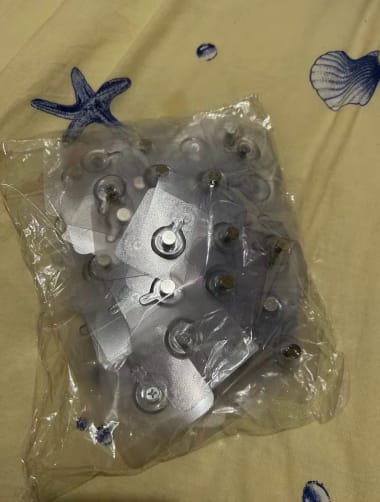 Customer photo review of Itseliimautuvat seinäkoukut – Vahva pito. Ei reikiä seinään.