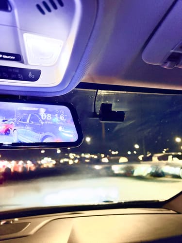 Customer's G900Tripro cabin camera mounted to the car windshield, showing the digital view on the rearview mirror.