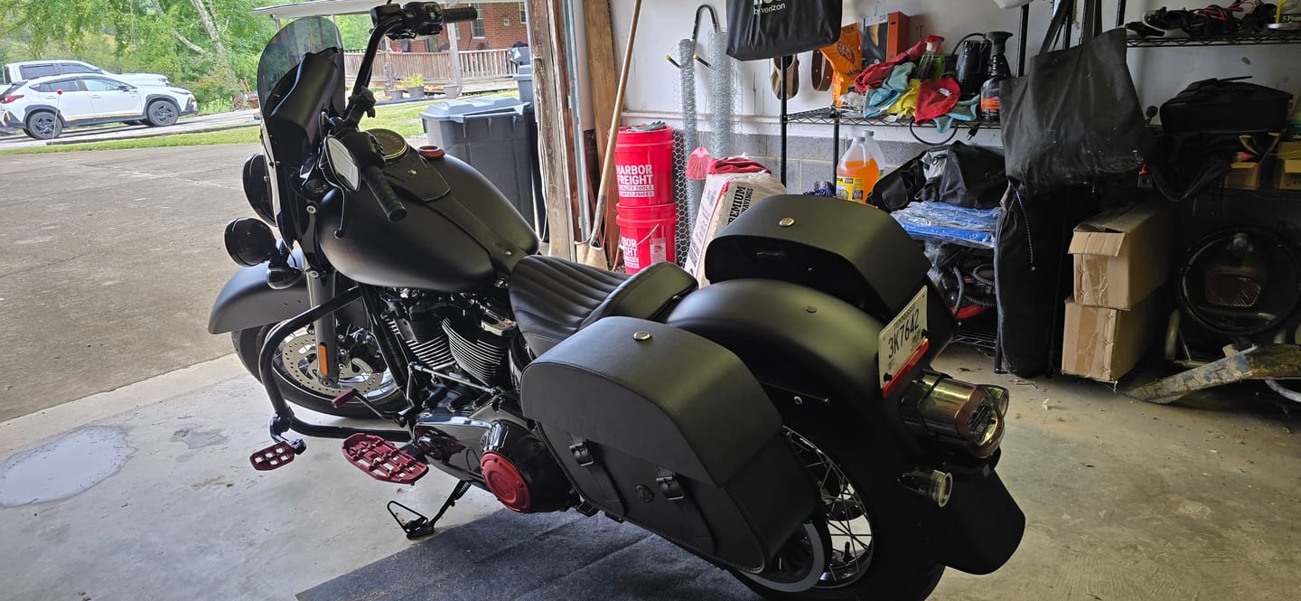 Customer photo review of 28L - Baelor Medium Quick-Mount Motorcycle Saddlebags For Harley Softail Deadwood FLHD
