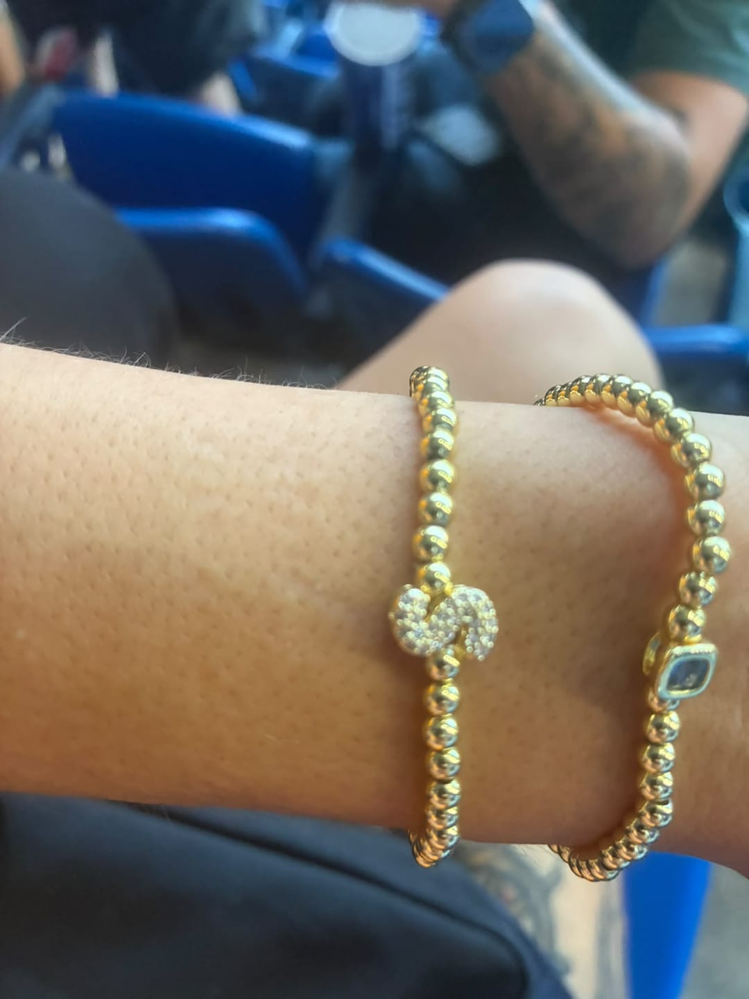 Customer photo review of Pulsera Dorada Bolitas Birthstone Cuadrado