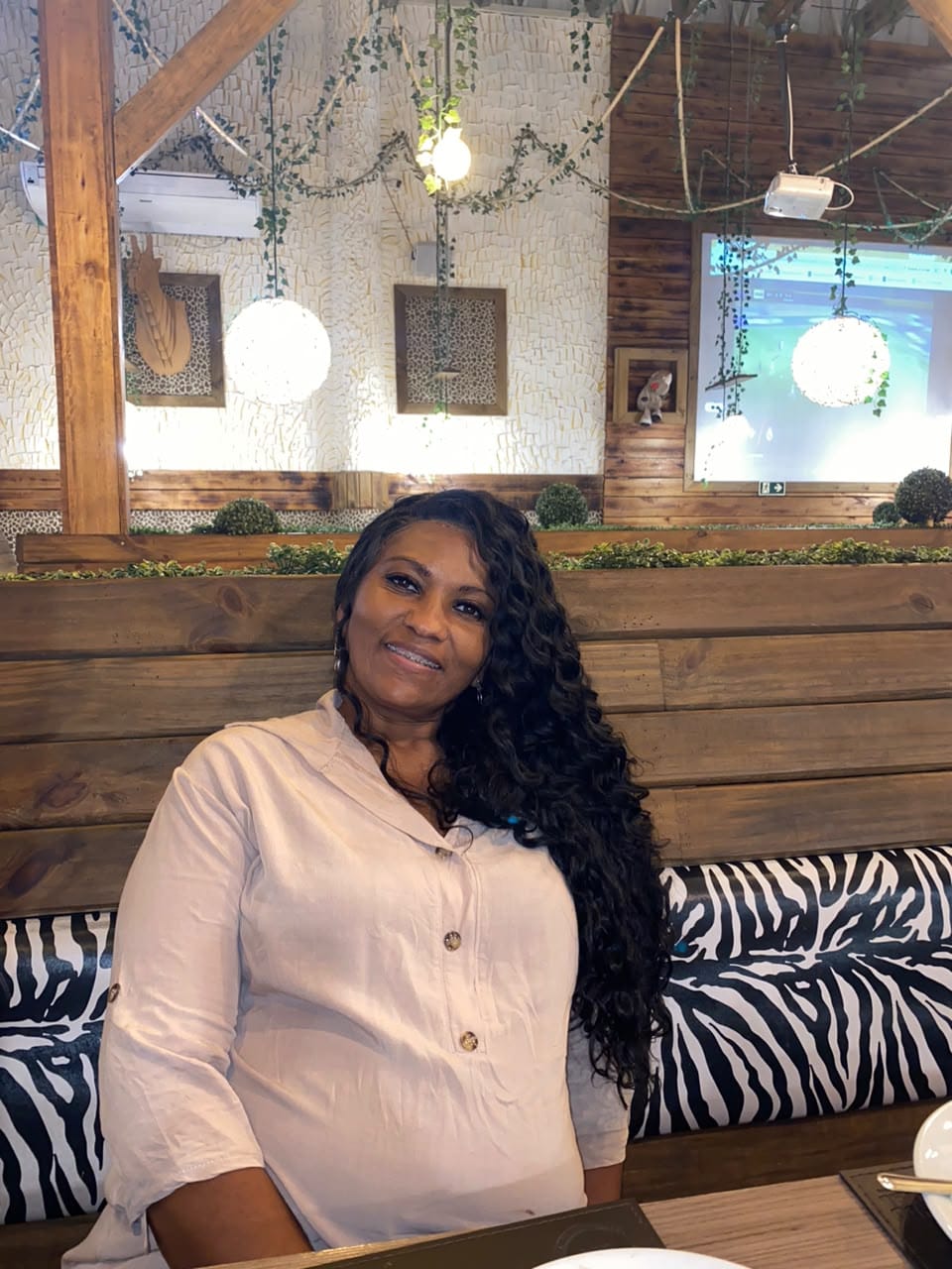 Customer photo review of Lace Front Tela HD Italia Castanho Escuro Cacheada  - Repartição Livre 13x4