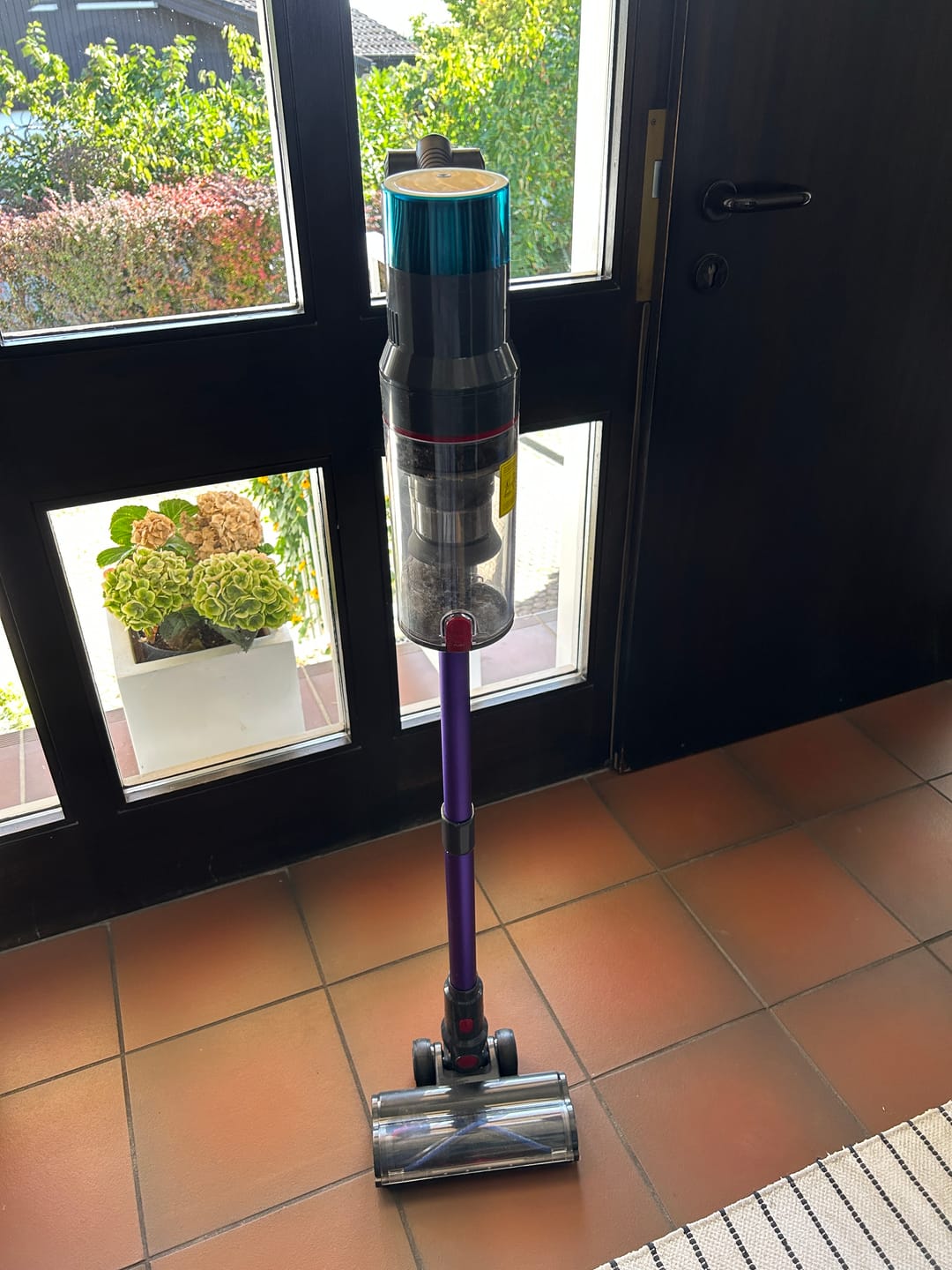Customer photo review of Ultra-starker Akku-Staubsauger mit automatischer Stauberkennung / Bis zu 60 Minuten Laufzeit / Beutelloser Staubsauger für Teppiche, Hartböden & Tierhaare