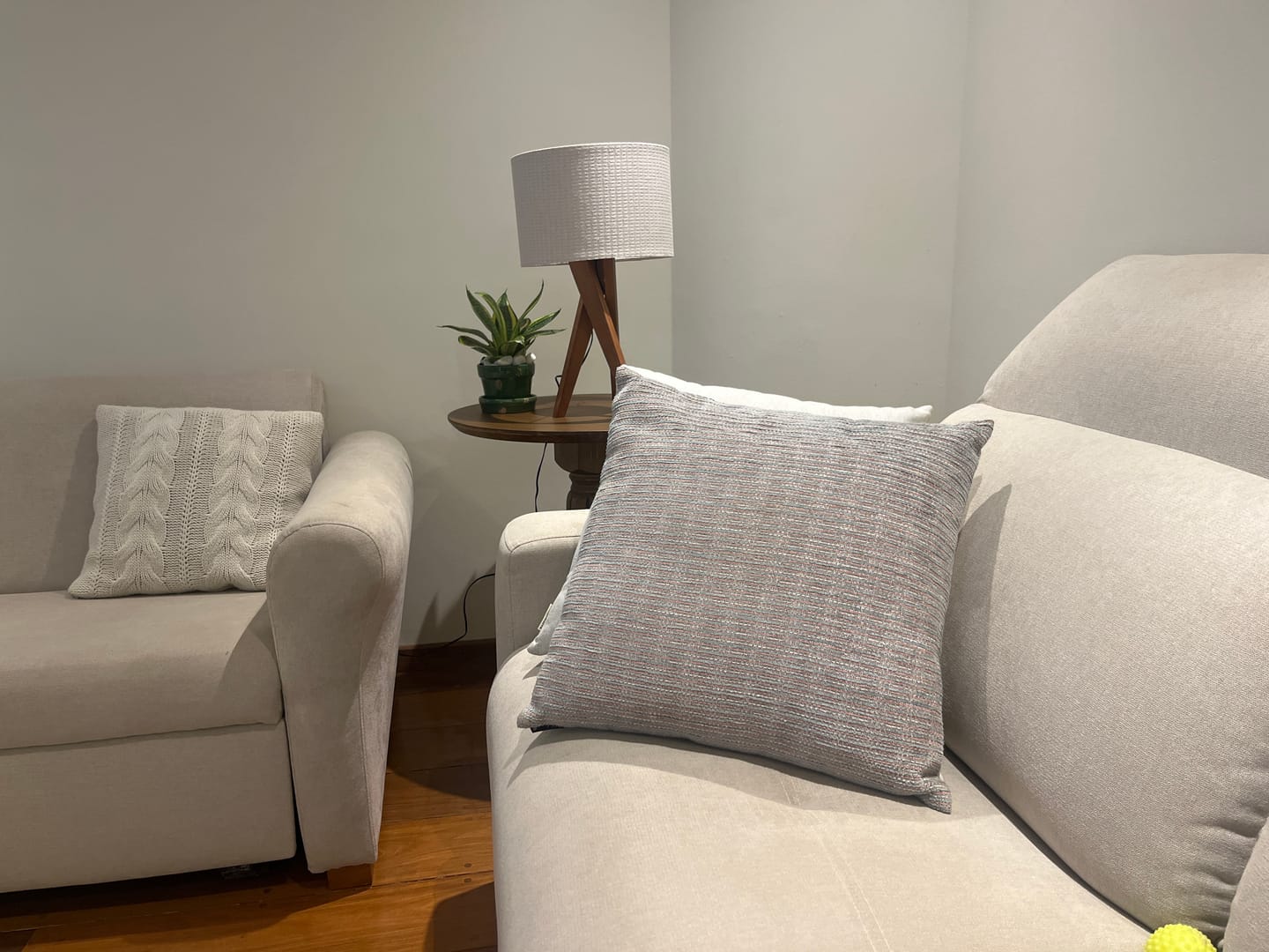 Customer photo review of Abajur de Mesa Luxo em Madeira com Cúpula de Tecido