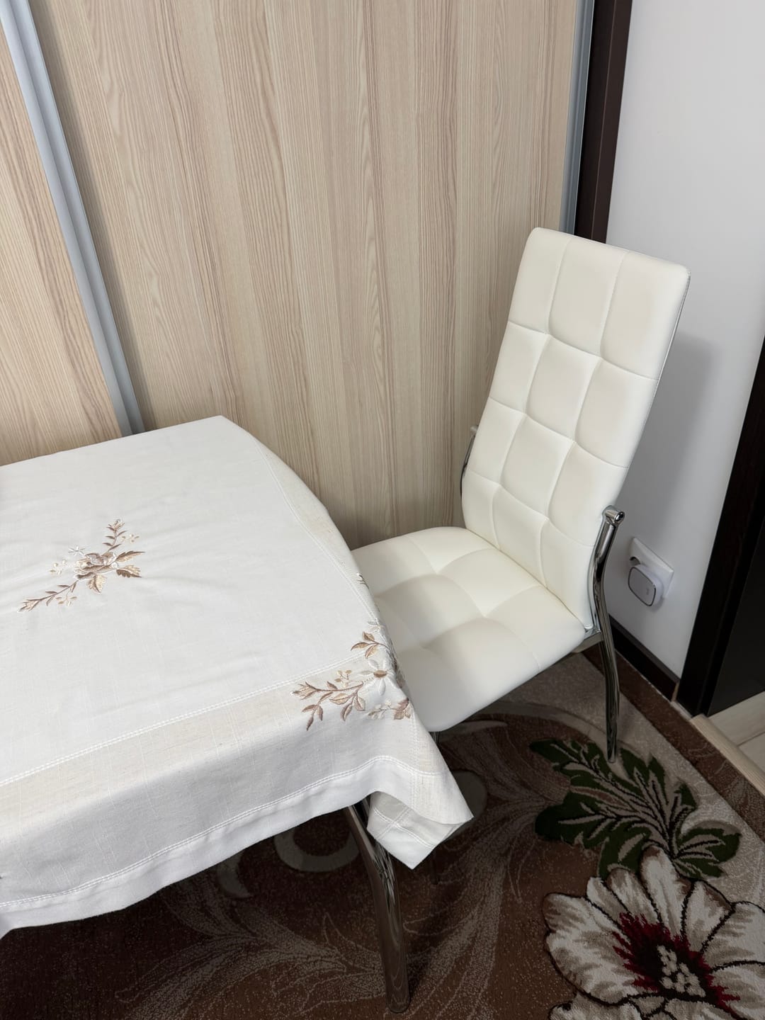 Customer photo review of Scaun bucatarie inox K209, alb/crom, 43x54x101 cm