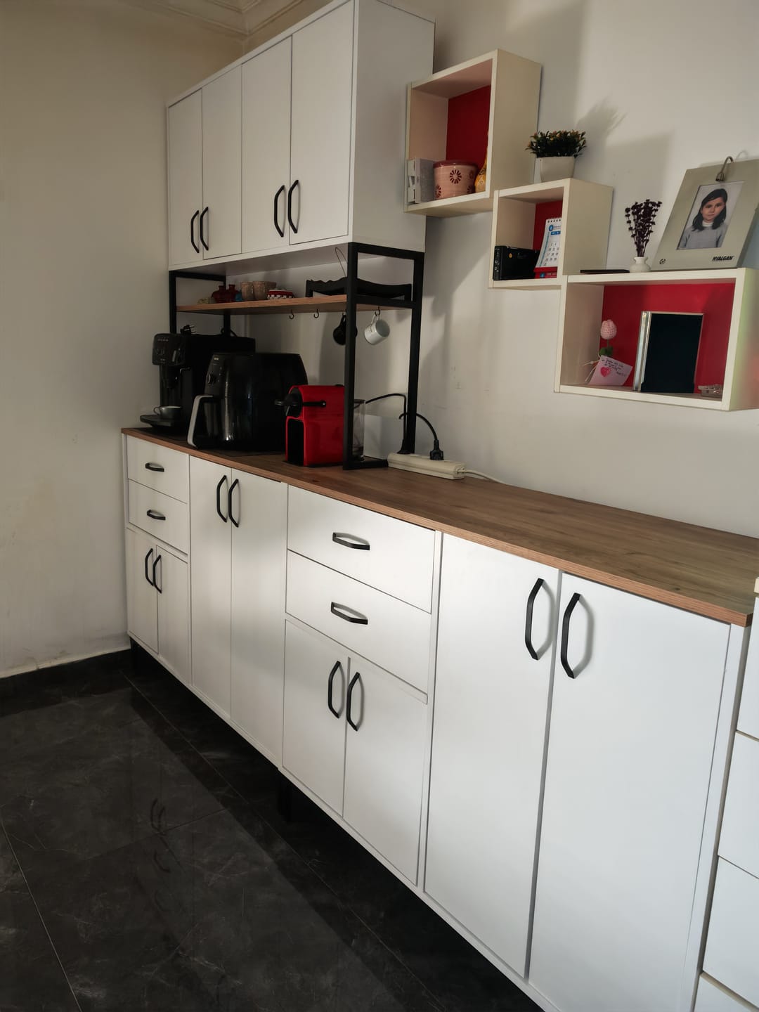 Customer photo review of Rani JE210 Kahve Köşesi Çok Amaçlı Dolap 4 Kapaklı 2 Çekmeceli Kiler Mutfak Dolabı Beyaz - Sepet Ceviz