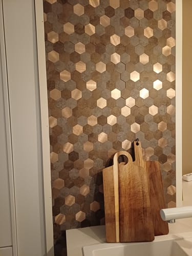 Customer's Mocca hexagon veggfliser montert på kjøkkenvegg bak trefjøler.