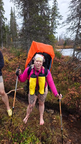 Reviewer's Vaistoa Katve 2 -paljasjalkakumisaappaat tiedettynä reppuun vaellusreissulla luonnossa.