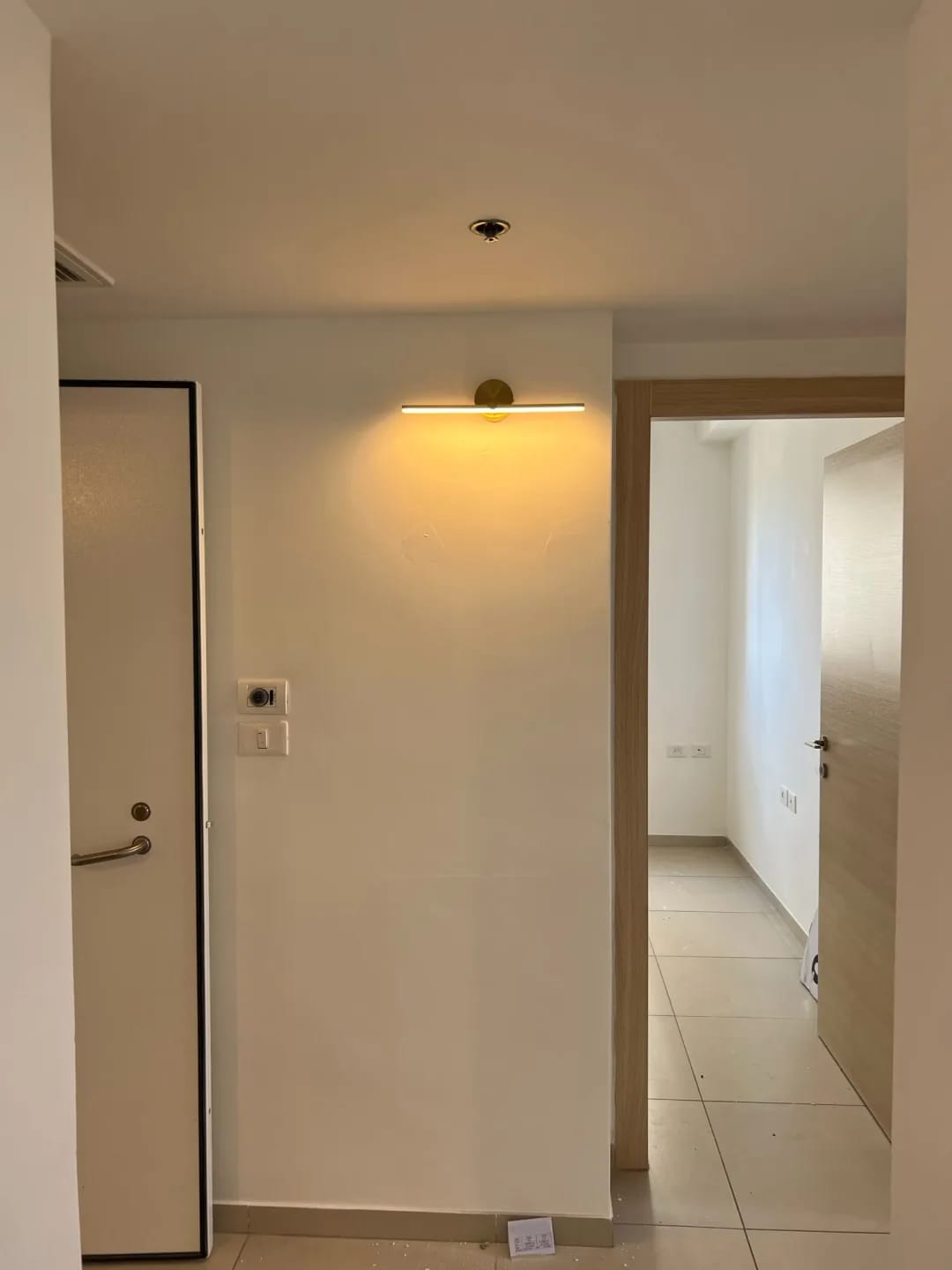 Customer photo review of White Wall Light for Bedroom, 300° Rotating Beam, 41 cm