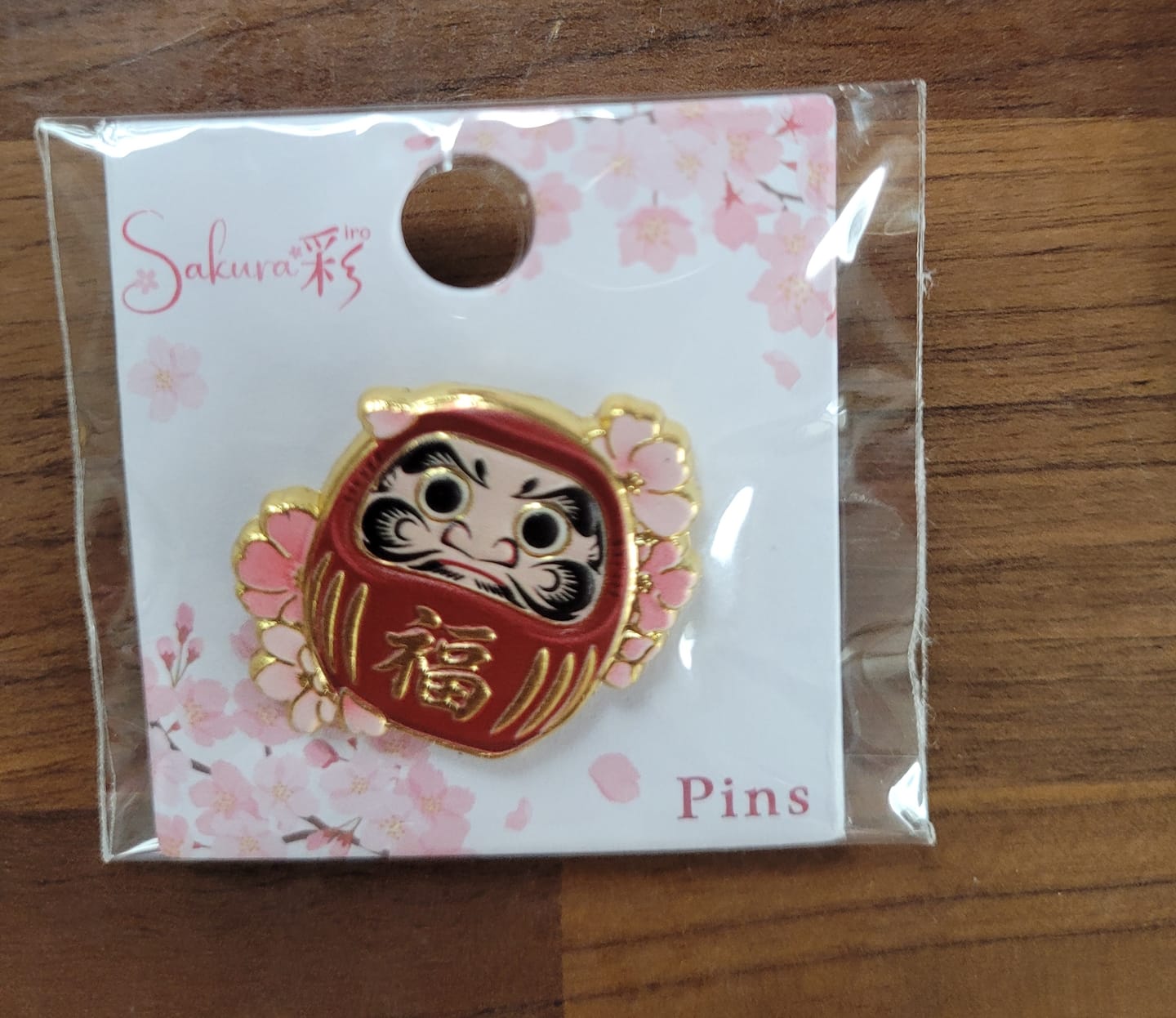 Customer photo review of Japanse Metalen Pin – Daruma & Sakura