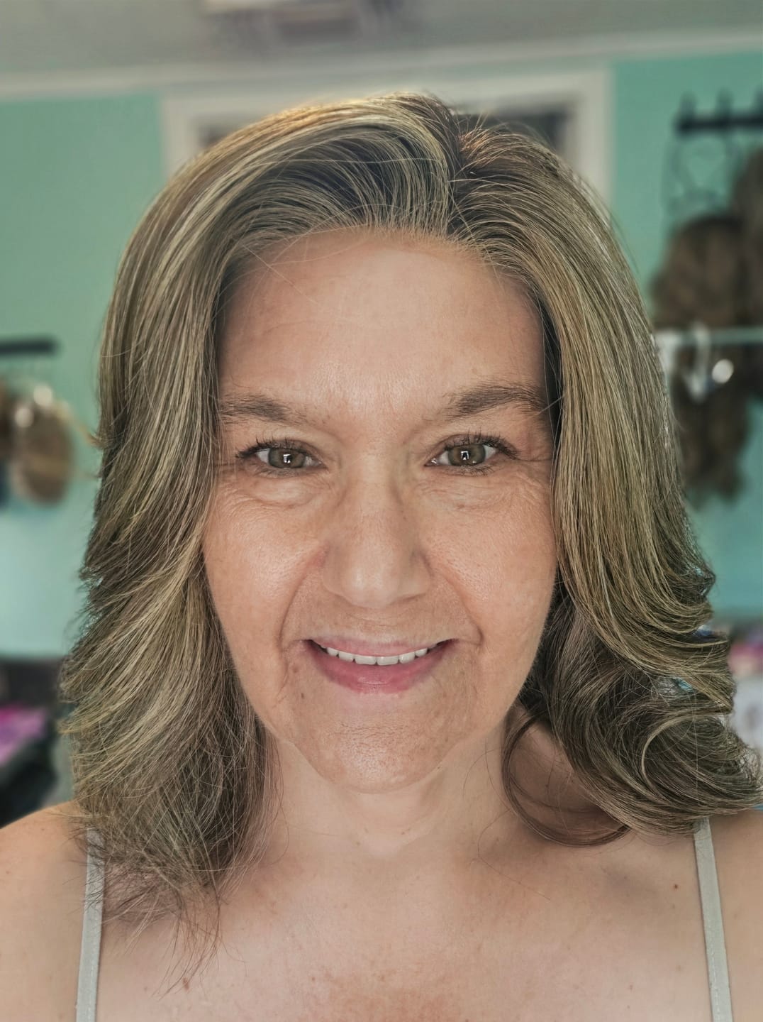 Customer photo review of BOMBSHELL BEAUTY - Frosted Pecan*