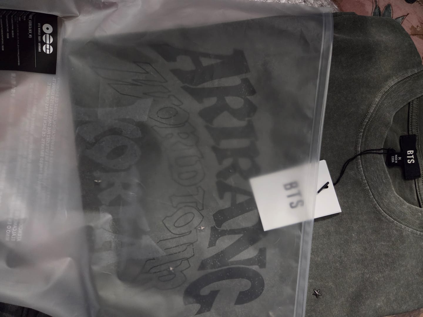 Customer photo review of BTS - ARIRANG WORLD TOUR OFFICIAL COMMEMORATIVE MD S/S T-SHIRT KOREA