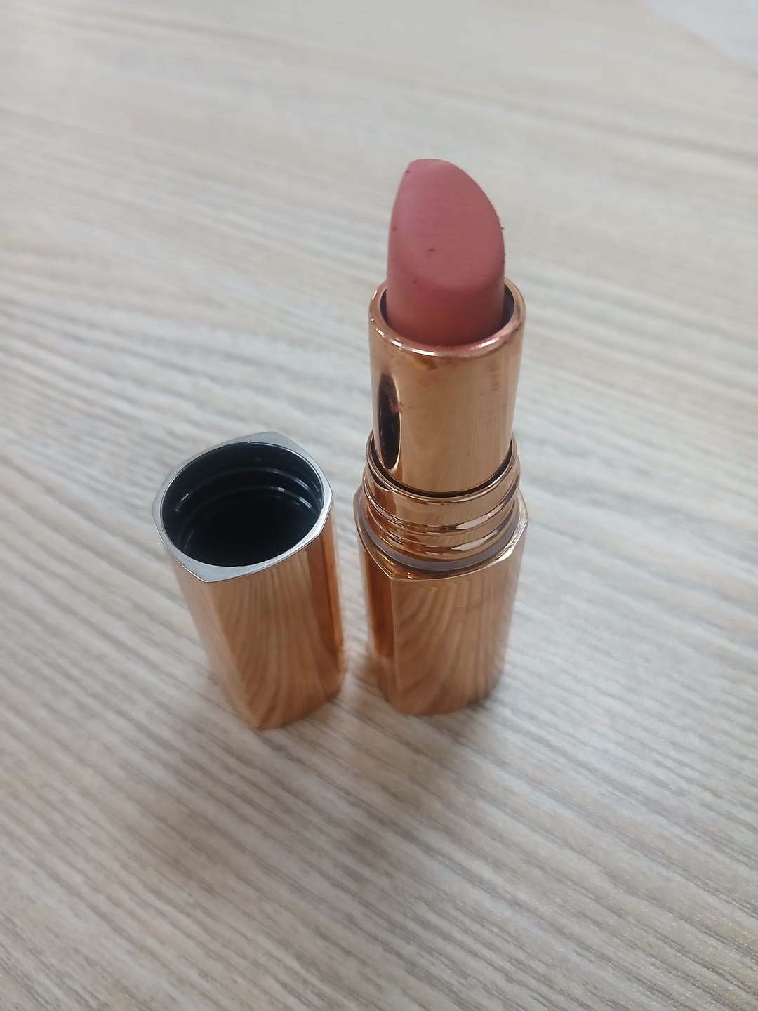 Customer photo review of O.TWO.O MISTY KISS LOCK COLOUR MATTE LIPSTICK