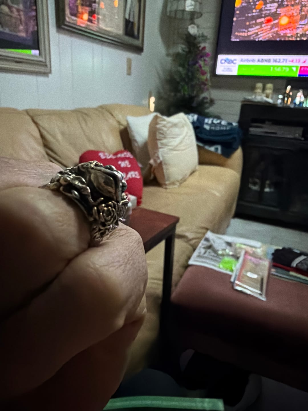Customer photo review of FuAttract Wealth Luck & Blessings Golden Toad Inlaid Vintage Ring