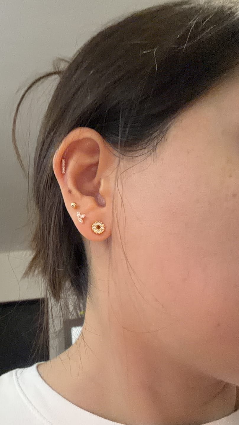 Customer photo review of Broquel Tres Zirconias Marquesas Oro 10k