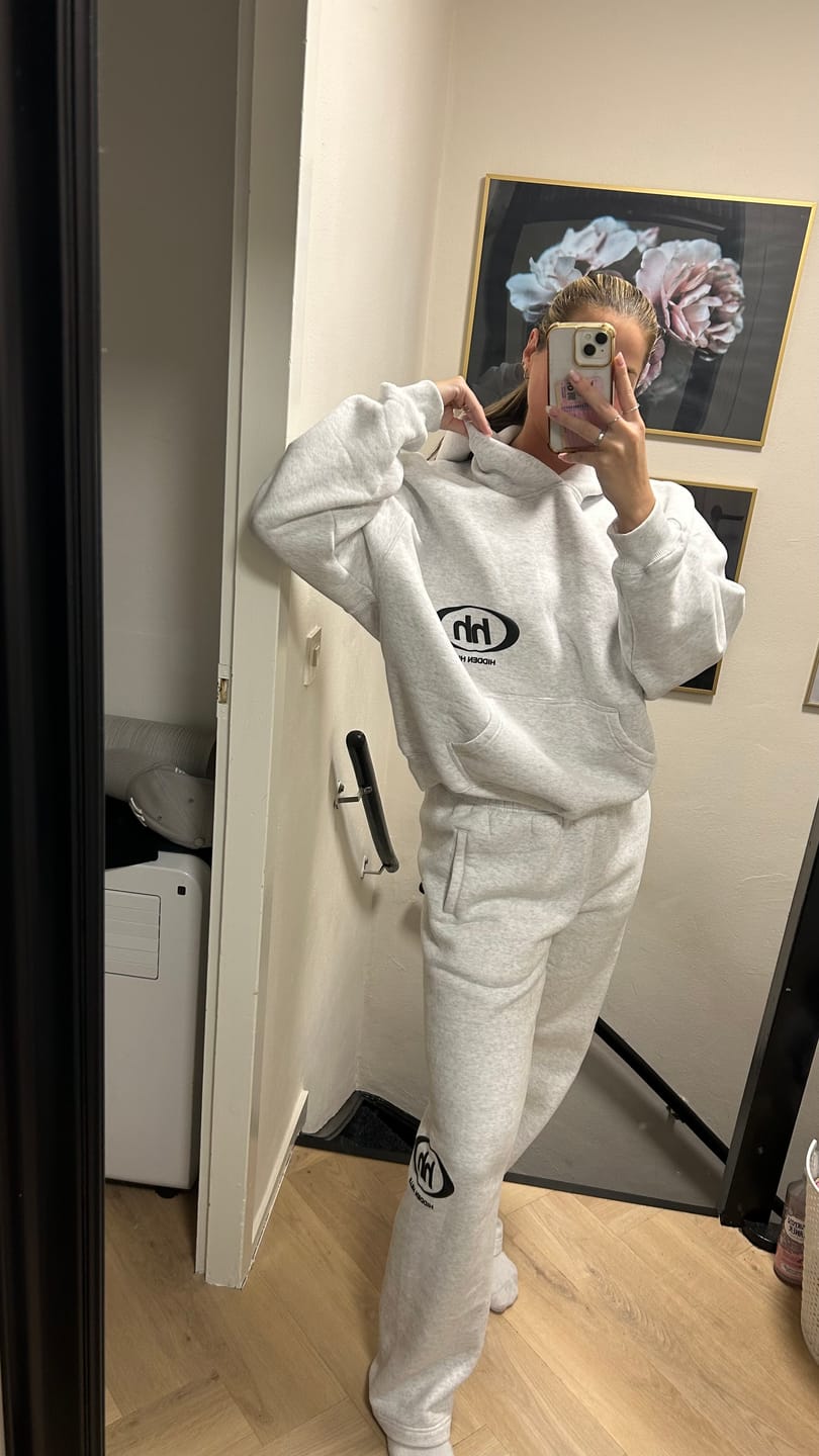 Customer photo review of EMBLEM HOODIE LIGHT GREY