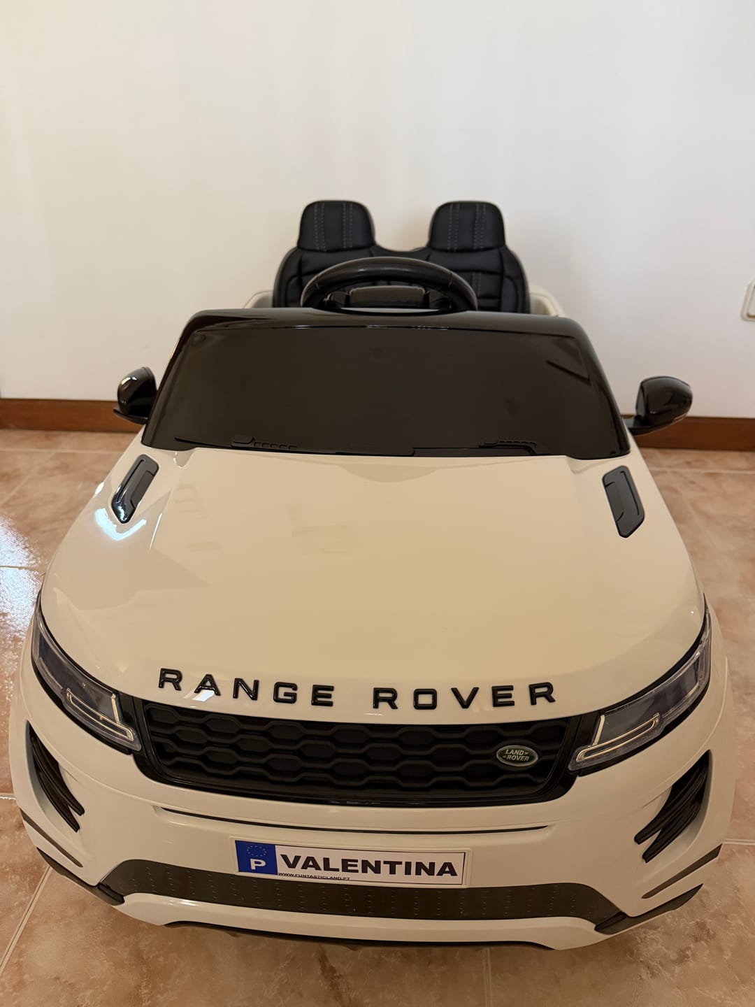 Customer photo review of Carro Elétrico para Criança RANGE ROVER EVOQUE 12v Branco c/ RODAS DE BORRACHA & ASSENTO EM PELE