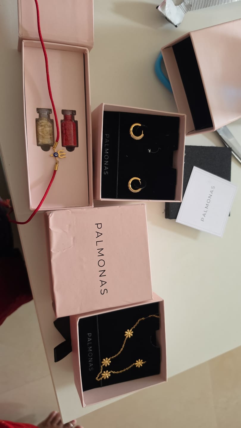 Customer photo review of Daisy Spark Whisper Jewellery Set