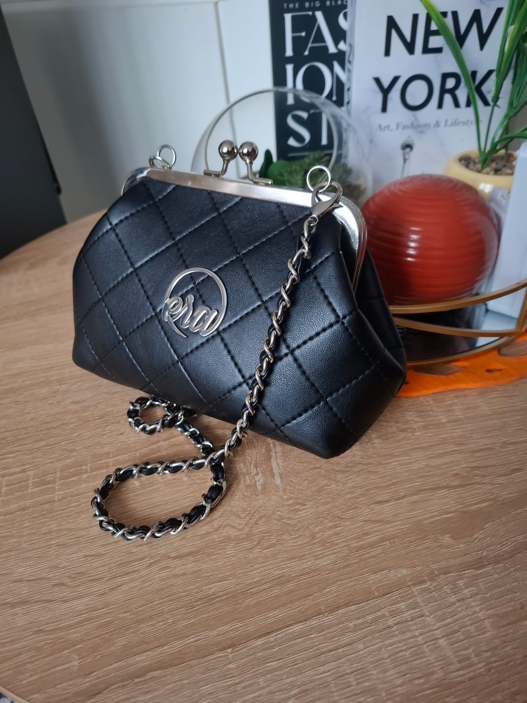 Customer photo review of ERA Mini Kisslock Chain Bag – Black