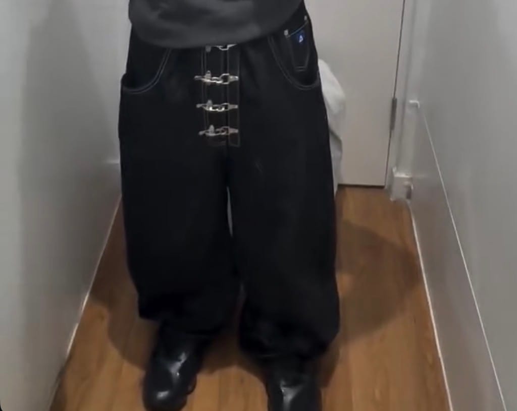 Customer photo review of Aelfric Eden Metal Button Raw Baggy Barrel Jeans