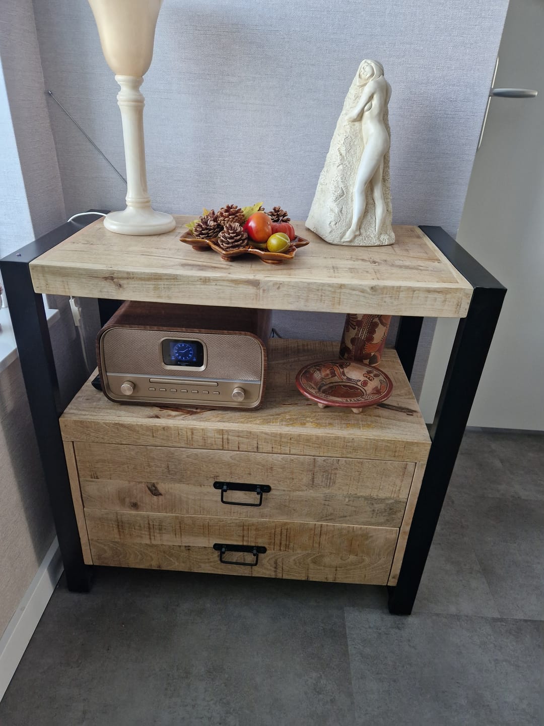 Customer photo review of Mangohout kastje met 2 lades Industrieel Design | Mangohout en Staal | 80x40x80cm