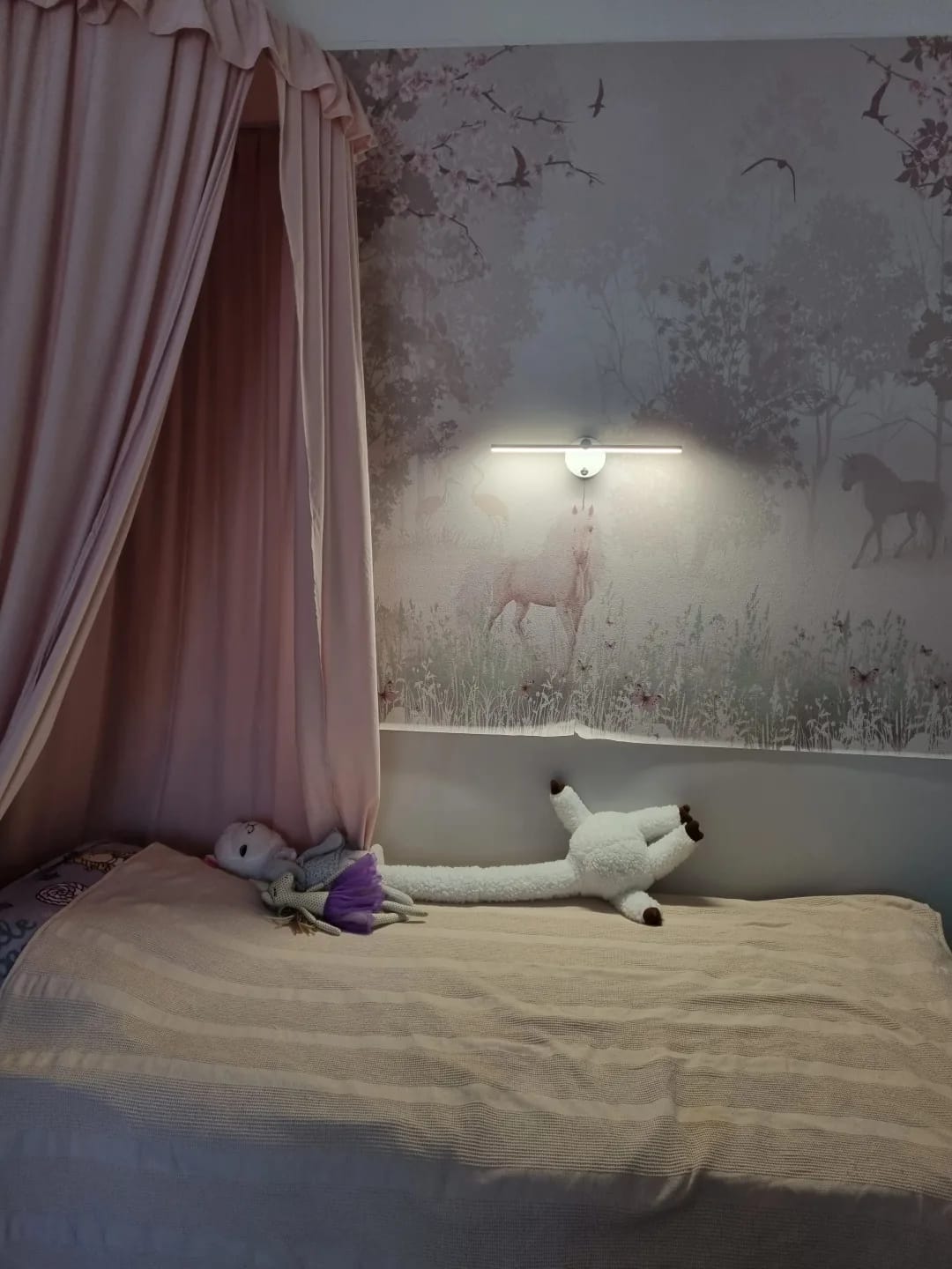 Customer photo review of White Wall Light for Bedroom, 300° Rotating Beam, 41 cm