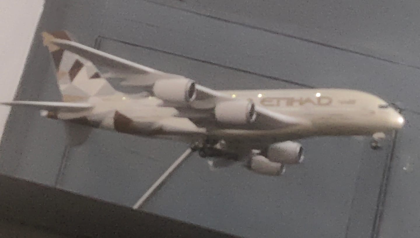 Customer photo review of Etihad Airways Airbus A380 1:160 Scale Model