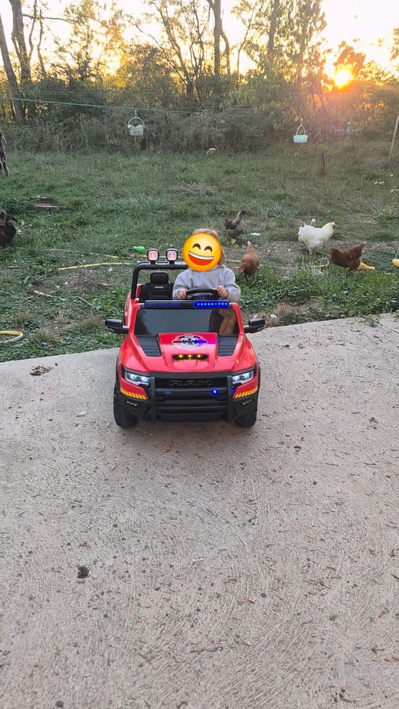 Customer photo review of Voiture de pompier électrique enfant Dodge Ram - 24V et Bi-place , Modèle ZB629-F