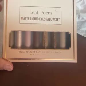 Customer photo review of Definizione Occhi 8 Colori Ombretto Liquido Opaco Impermeabile