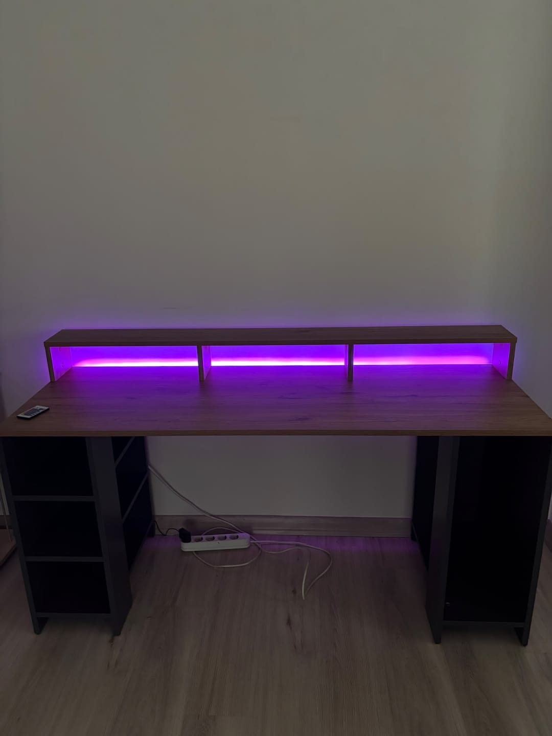 Customer photo review of Rani HA122 Led Işıklı Kumandalı RGB Raflı Oyuncu Bilgisayar Masası Çalışma Masası Sepet Ceviz - Antrasit