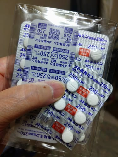 レビューアが手に持ったメトホルミンの250mg錠剤シート。