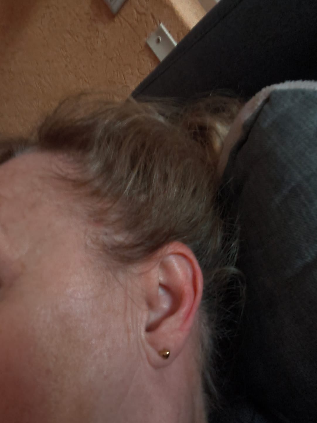 Customer photo review of Tiny Heart Ohrstecker 14K Vergoldet