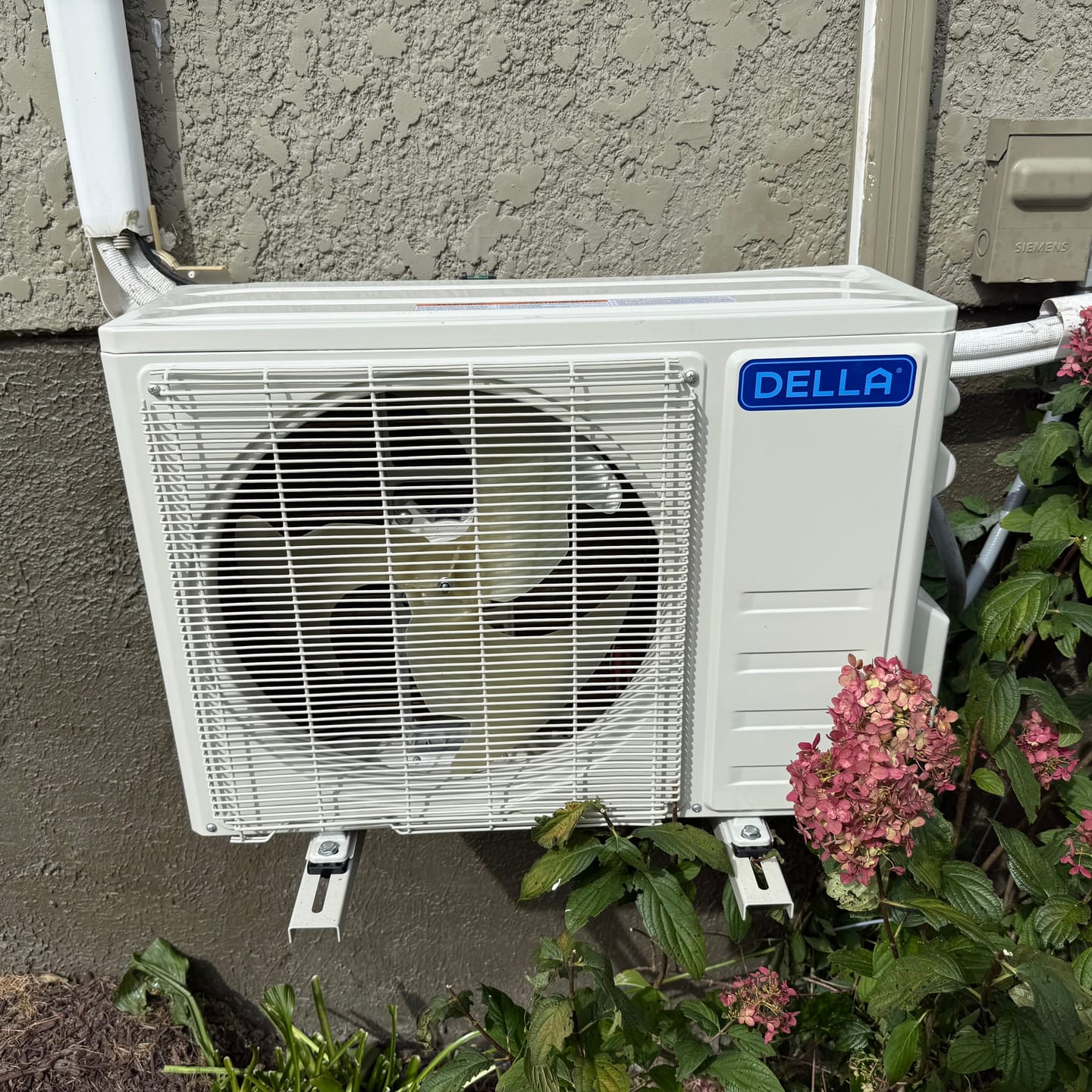 Customer photo review of DELLA Wall Mounting Bracket for 6000-36000 BTU Single Zone Mini Split