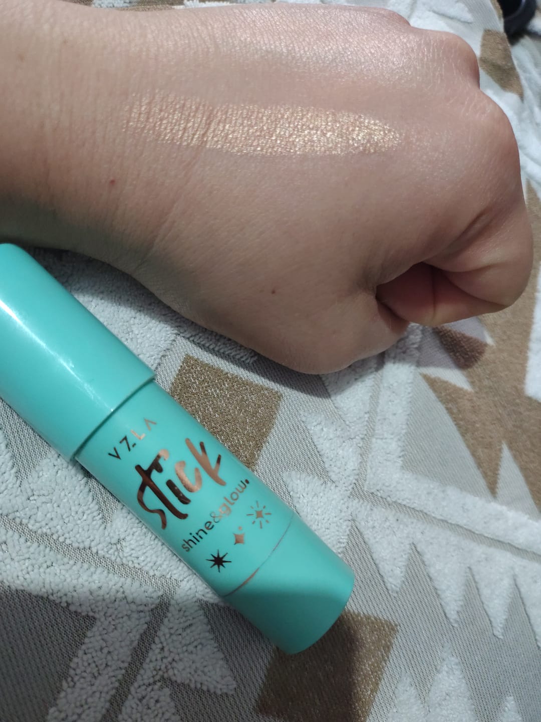 Customer photo review of Shine And Glow – Iluminador Em Stick – Vizzela