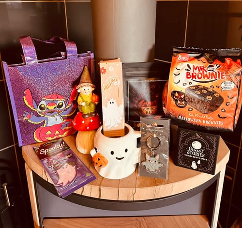 Customer's Ghost Stories Duftkerze Verpackung als Teil eines Geschenksets mit Halloween-Artikeln.