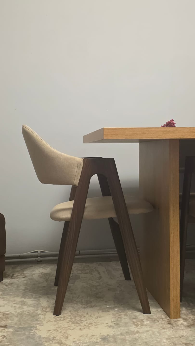 Customer photo review of Scaun tapitat modern K344, bej/nuc, stofa clasica/metal, 51x57x82 cm