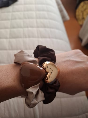 Customer's Set Collets Resina Corazón Street, two scrunchies with heart details worn on a person's wrist.