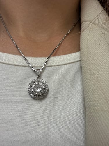 Customer's Švelnumo rinkinys Calmy karoliai su apvaliu blizgančiu pakabuku ant kaklo