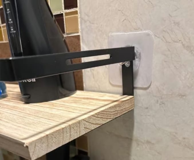 Customer photo review of Itseliimautuvat seinäkoukut – Vahva pito. Ei reikiä seinään.