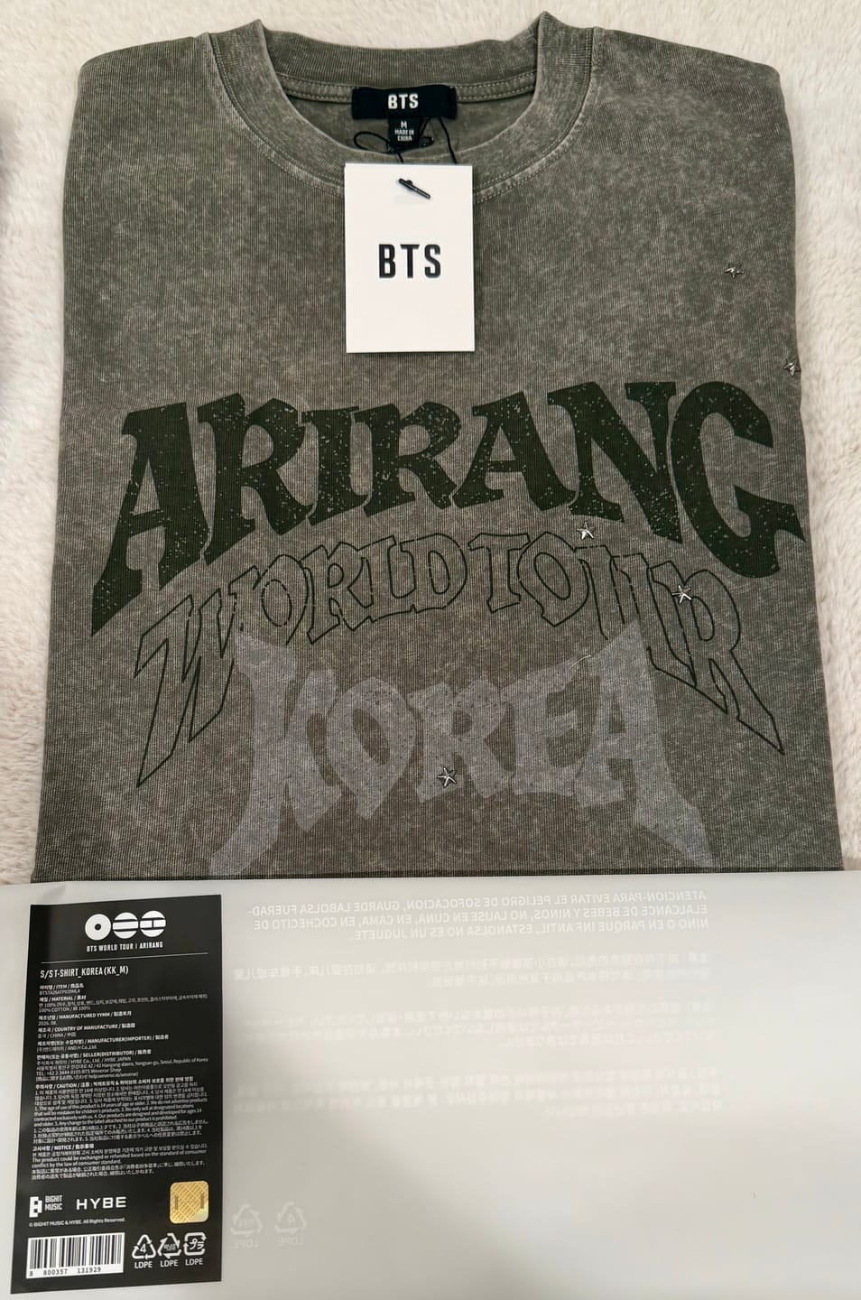 Customer photo review of BTS - ARIRANG WORLD TOUR OFFICIAL COMMEMORATIVE MD S/S T-SHIRT KOREA
