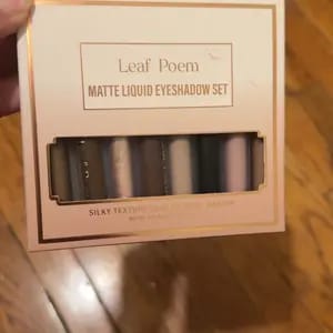 Customer photo review of Definizione Occhi 8 Colori Ombretto Liquido Opaco Impermeabile