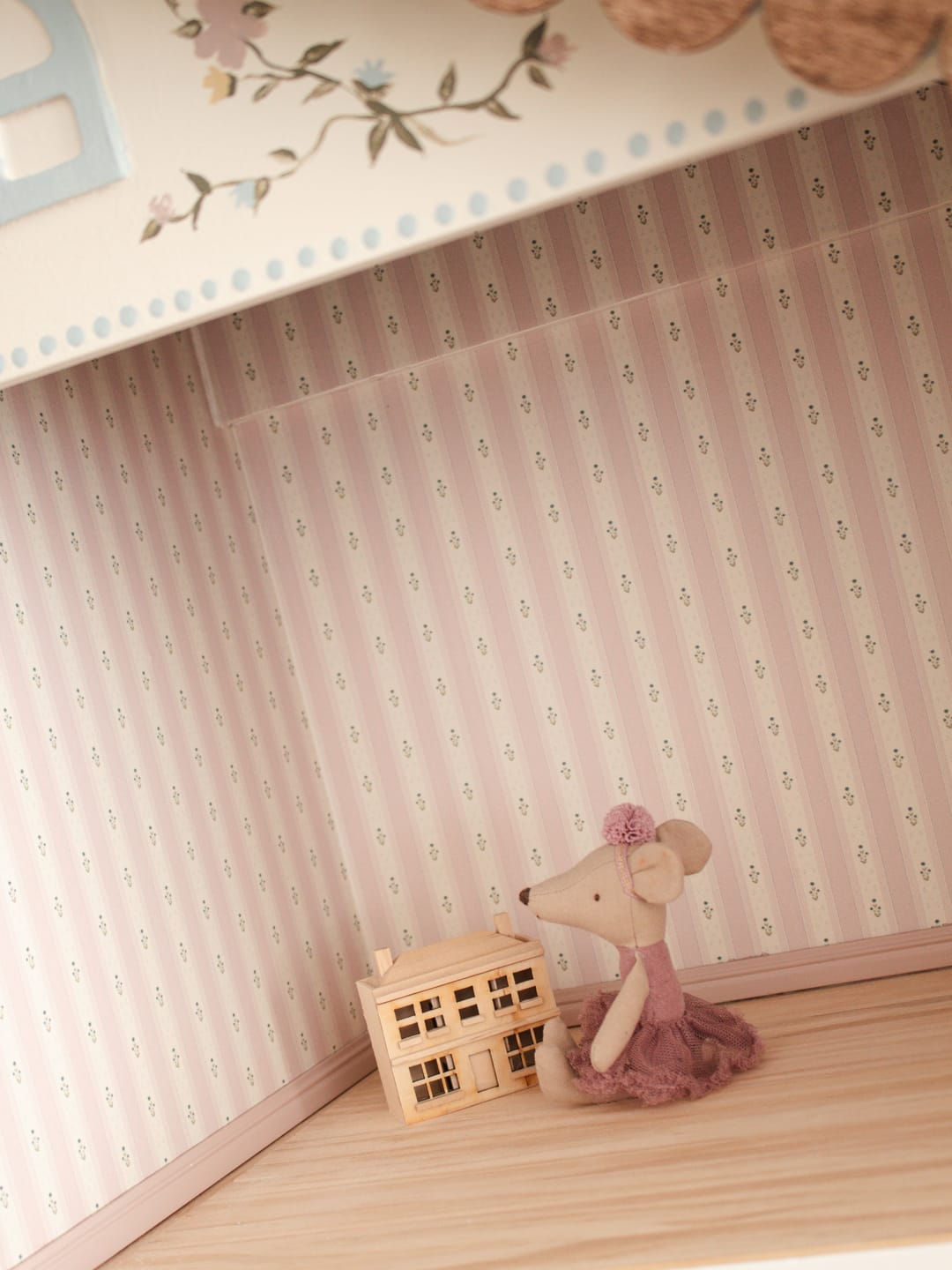 Customer photo review of Bonnie Wallpaper by The Lil Dills Shop