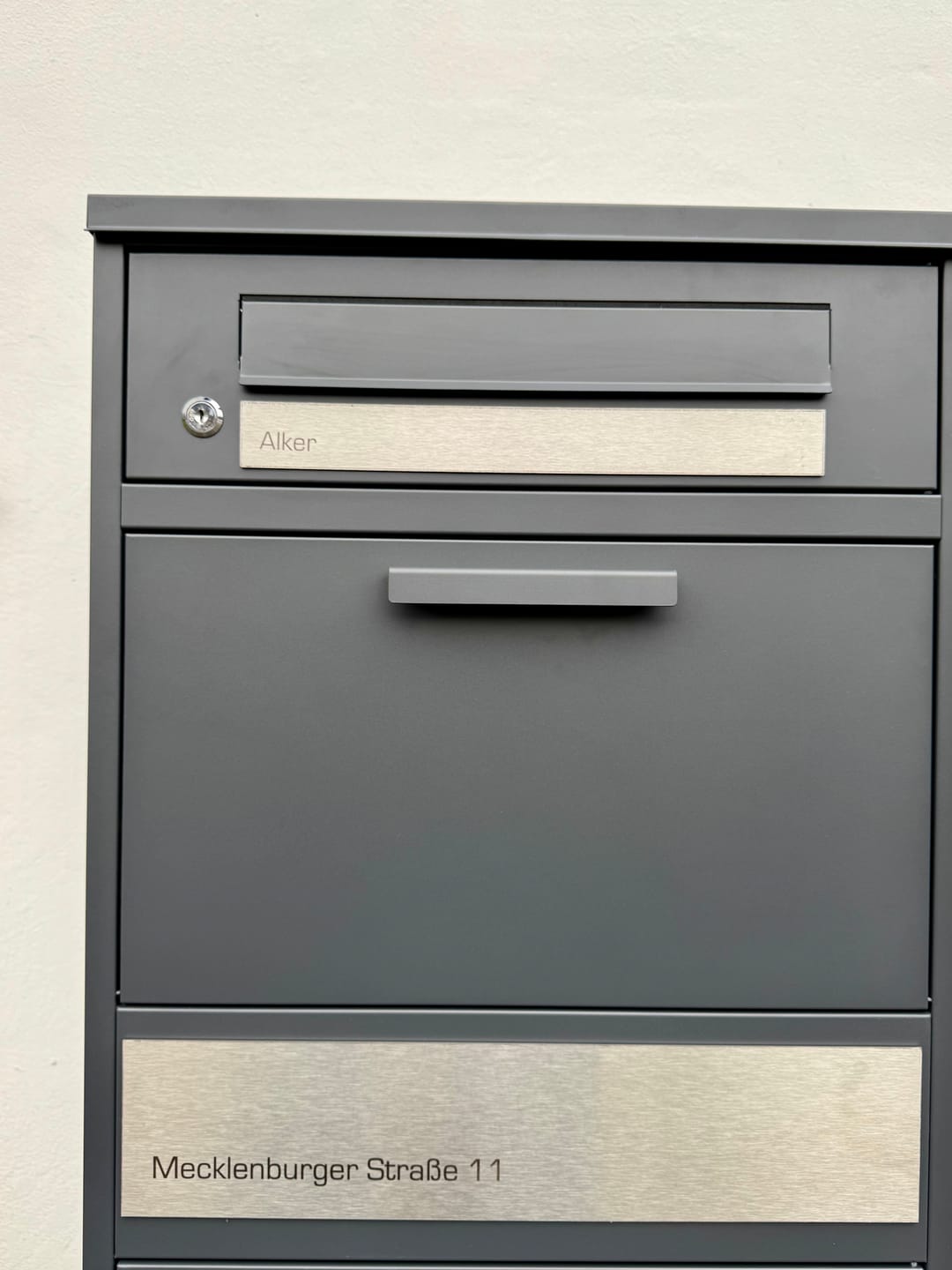 Customer photo review of Paketbox PB1 mit Briefkasten | anthrazit - RAL7016 | personalisiert mit Edelstahl-Schild