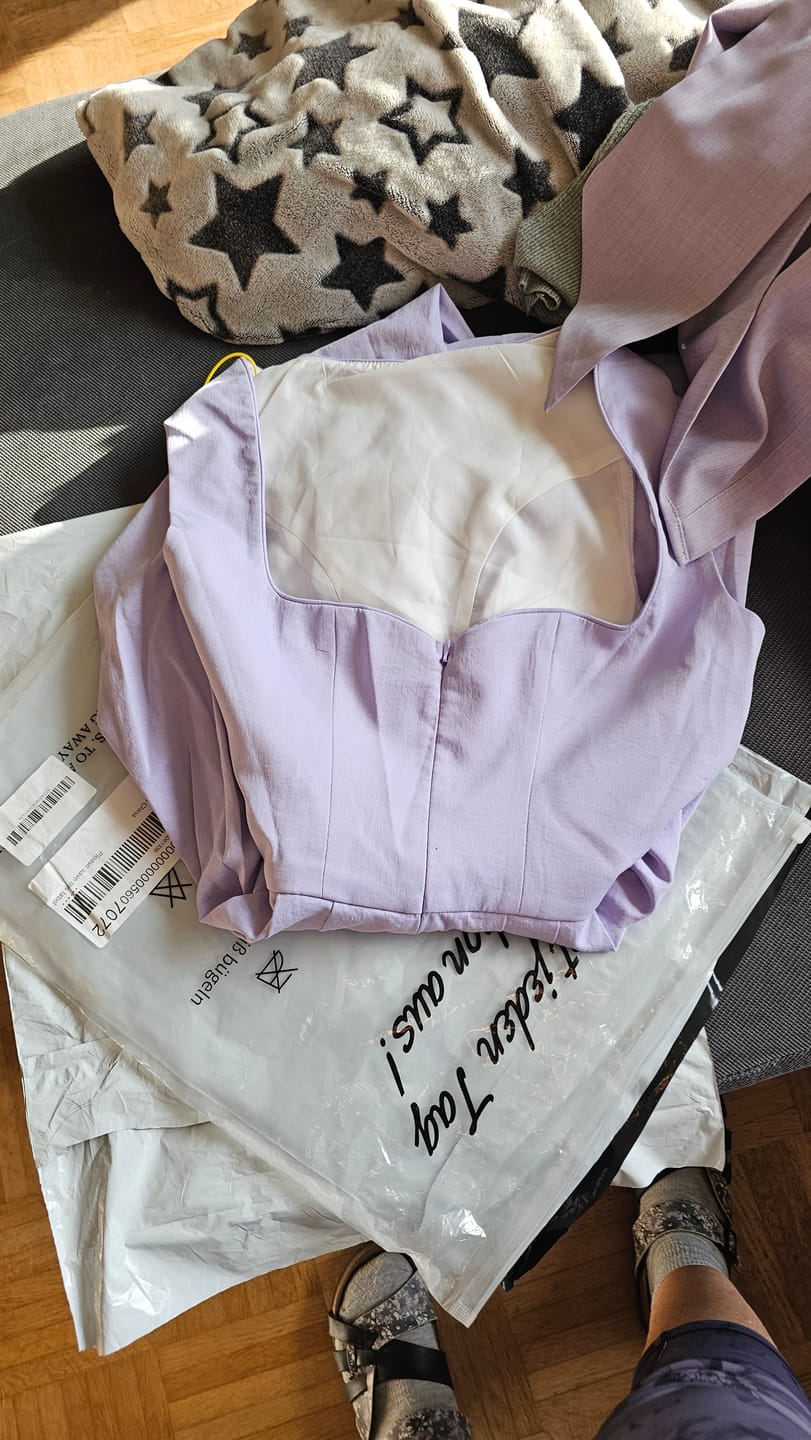 Customer photo review of Damast Dirndl in Aubergine mit Eckigem Ausschnitt Clara