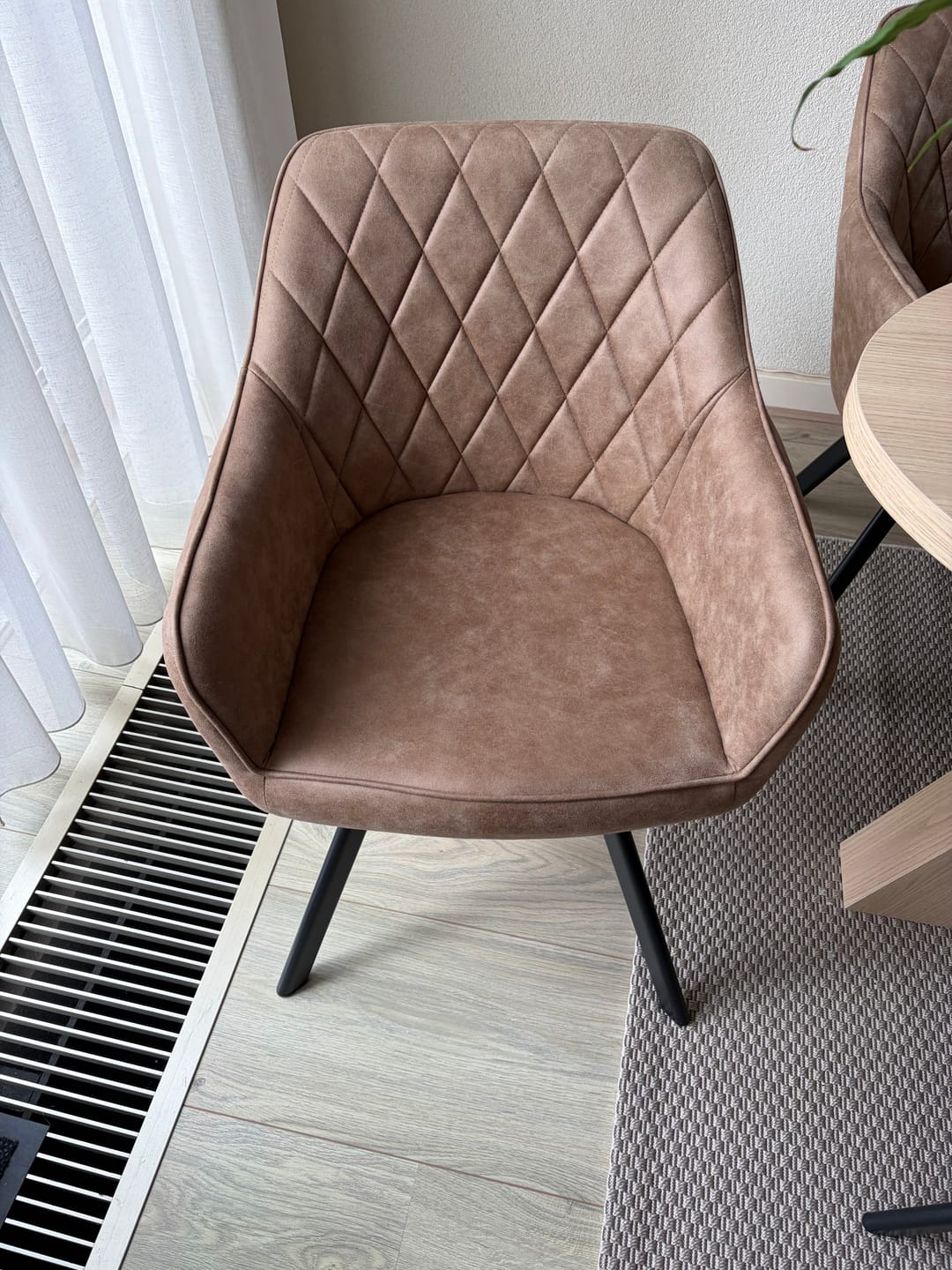 Customer photo review of Brione Draaibare Eetkamerstoel - Taupe