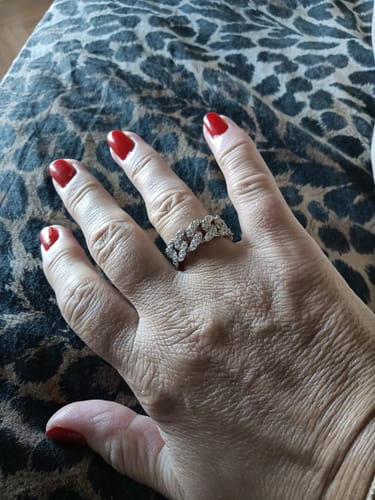 Customer's hand wearing the Anello Grumetta con Zirconi, featuring a silver-colored chain design with bright crystals.
