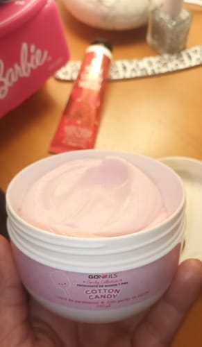 Customer photo review of Exfoliante de Manos y Pies - Cotton Candy 250 ml