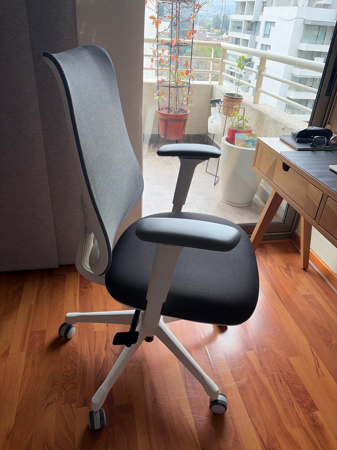 Customer photo review of Silla Oficina Bolt Gris claro